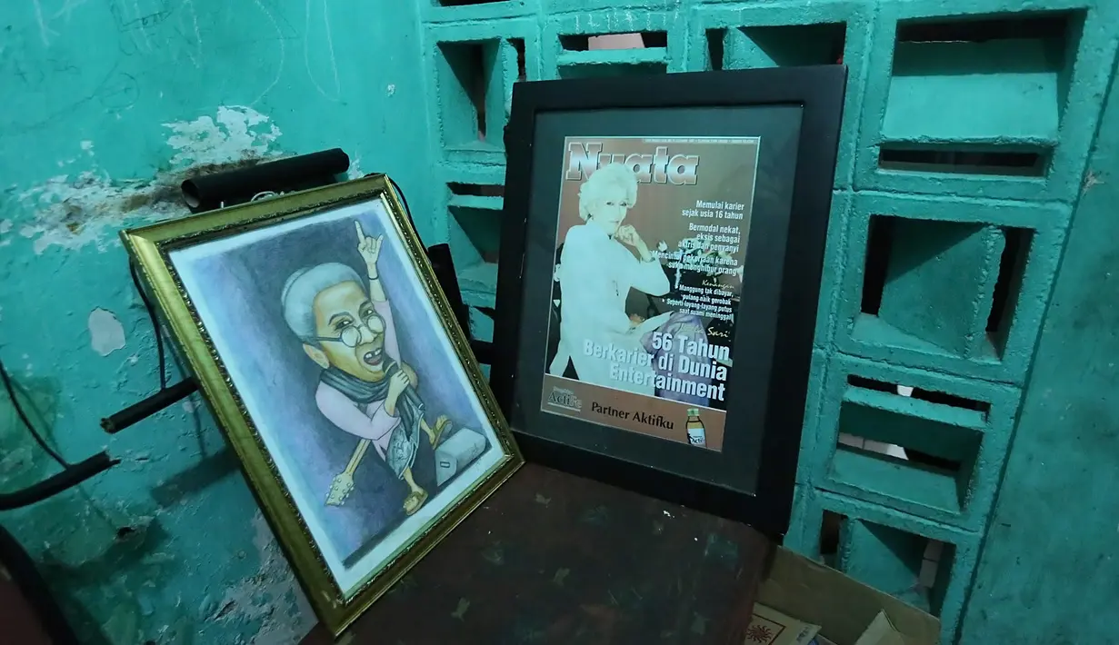 Di salah satu sudut ruang, terpampang sejumlah foto dan penghargaan yang diraihnya semasa hidup. Selain beberapa judul film yang dibintangi, ada satu judul lagu yang sering dinyanyikannya yang bertajuk Don’t Let Me Down. (Bambang E.Ros/Bintang.com)