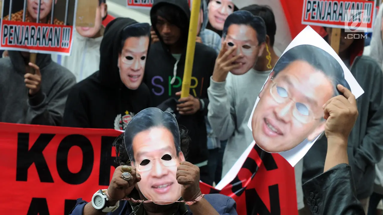 Aksi Massa Bertopeng James Riady di Depan Gedung KPK