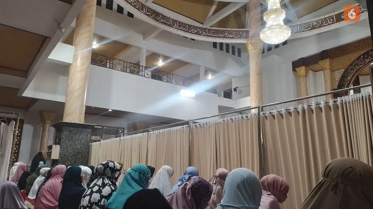Suasana salat tarawih di Masjid Agung Kota Sukabumi, juga jadi masjid tertua di Sukabumi (Liputan6.com/Fira Syahrin).