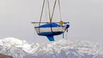 Sebuah perahu layar diangkat untuk dipindahkan ke Great Salt Lake, Utah (6/4). Sebelumnya perahu ini selama dua tahun tidak digunakan karena pantai Utah dilanda kekeringan. (AP Photo / Rick Bowmer)