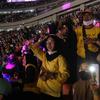 Antusias warga menyaksikan malam puncak Perayaan HUT ke-495 tahun Jakarta di Jakarta International Stadium (JIS), Jakarta, Sabtu (25/6/2022). Malam puncak Jakarta Hajatan tersebut bertemakan 'Collaborate, Accelerate, Elevate'. (Liputan6.com/Herman Zakharia)