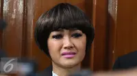 Julia Perez terlihat sedih saat memberikan komentar terkait perceraiannya dengan Gaston Castano, Jakarta, Rabu (30/3/2016). Sidang perdana cerai Jupe  dan Gaston ditunda karena pihak dari Gaston tidak hadir.  (Liputan6.com/Herman Zakharia)