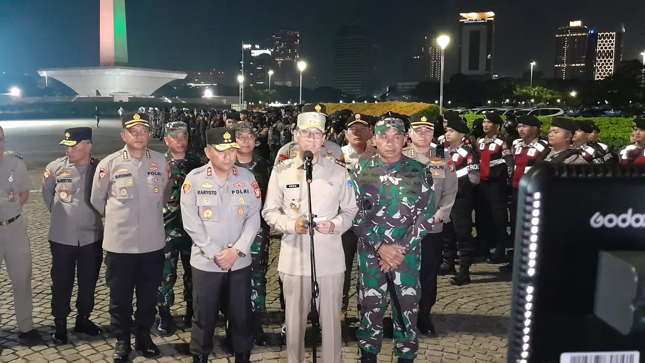 Penjabat Gubernur DKI Jakarta Heru Budi Hartono, Kapolda Metro Jaya Irjen Karyoto dan Kodam Jaya TNI Mayjen Muhammad Hassan saat apel di kawasan Monas, Jakarta Pusat, Sabtu malam (13/5/2023). (Foto: Liputan6.com/Ady Anugrahadi)
