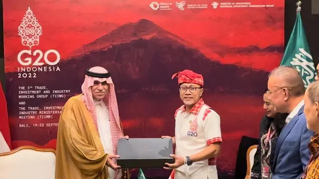 Mendag Zulkifli Hasan dan Menteri Perdagangan Arab Saudi Majid bin Abdullah Al-Qasabi. Pertemuan bilateral berlangsung di Nusa Dua, Badung, Bali, Rabu (21/9/2022) malam