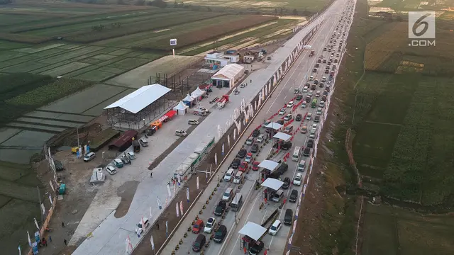 Antrean Pemudik di Jalur Tol Fungsional Kertasari