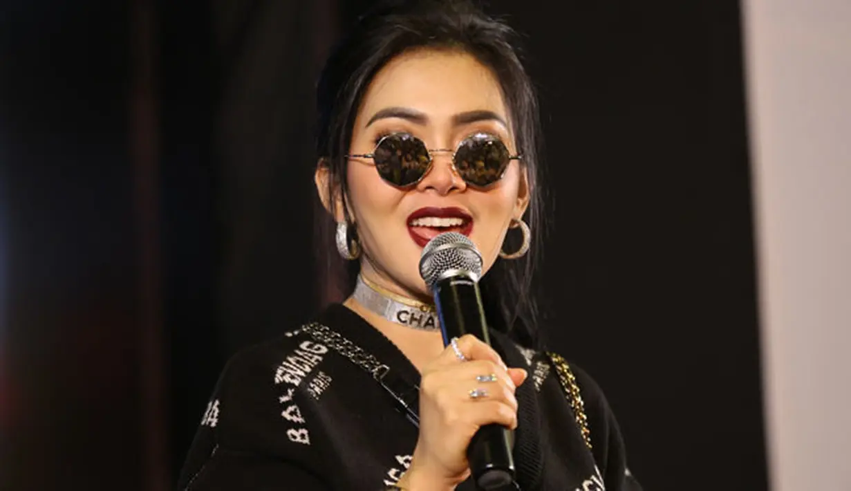 Salah satu selebriti yang diduga terlibat kasus Firs Travel adalah Syahrini. Pemilik jargon maju mundur cantik ini disebut perjalanan urahnya beberapa waktu lalu telah dibiayai oleh agen First Travel. (Nurwahyunan/Bintang.com)