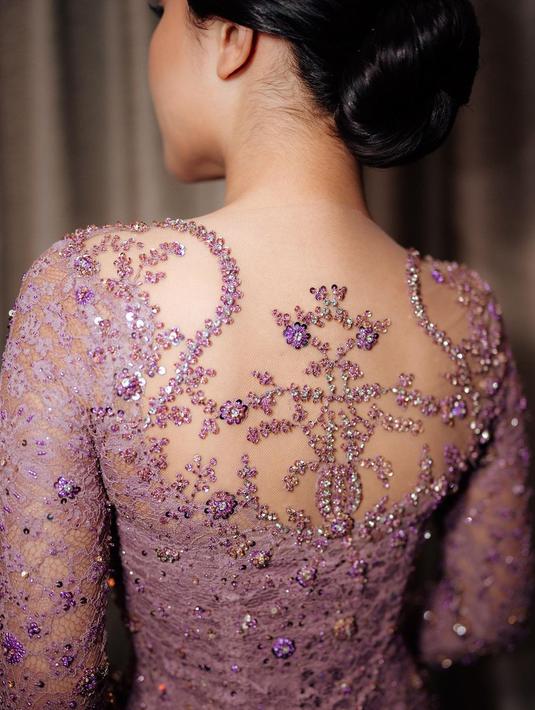 Tak kalah memesona dari sang pengantin, tak heran jika peanampilan bridesmaid Shasa Zhania juga menjadi perhatian. Kebaya setiap bridesmaid punya keunikan masing-masing, begitu juga dengan Hanggini. Detail payetnya rapi, ini adalah tampak belakang kebaya bridesmaid Hanggini. Perlihatkan punggung, namun tetap ada kesan manisnya dengan payet yang terlihat seperti bunga. (Liputan6.com/IG/@hanggini)