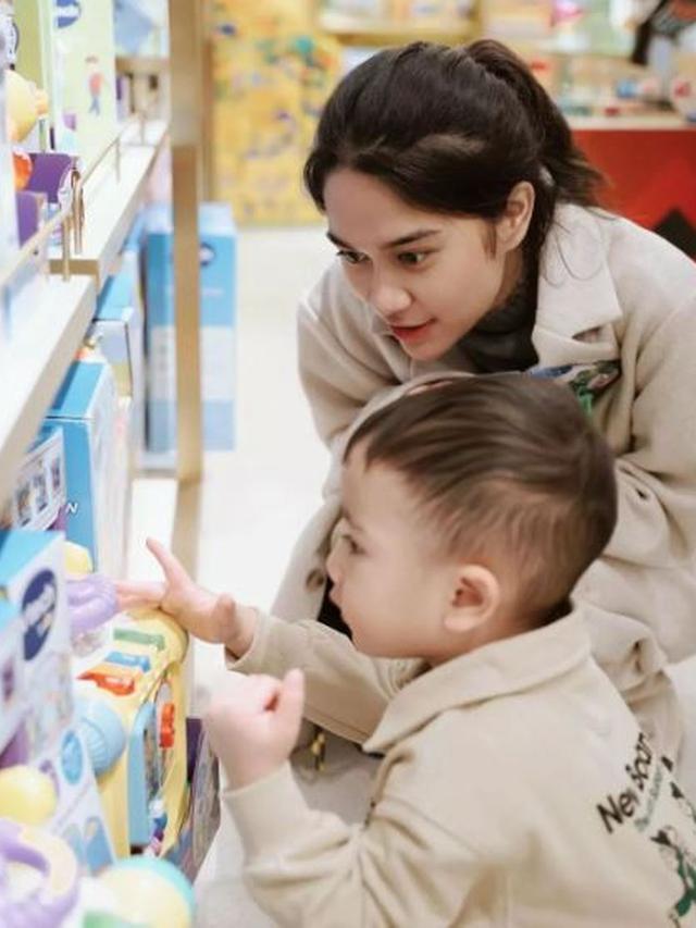 6 Potret Kedekatan Azizah Salsha dengan Rayyanza Saat Liburan di Inggris