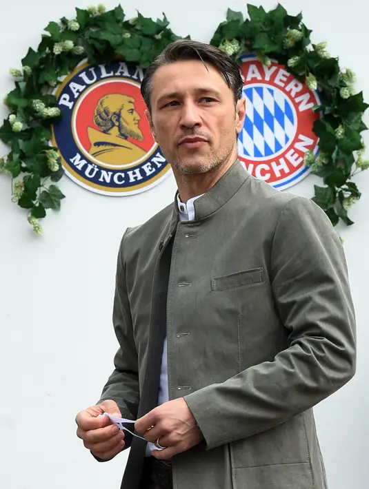 Pelatih Bayern Munchen, Niko Kova mengenakan pakaian tradisional Bavaria Lederhosen saat menikmati akhir dengan mengunjungi festival bir tahunan Oktoberfest di Munich, Jerman, Minggu (7/10). (Christof STACHE / AFP)