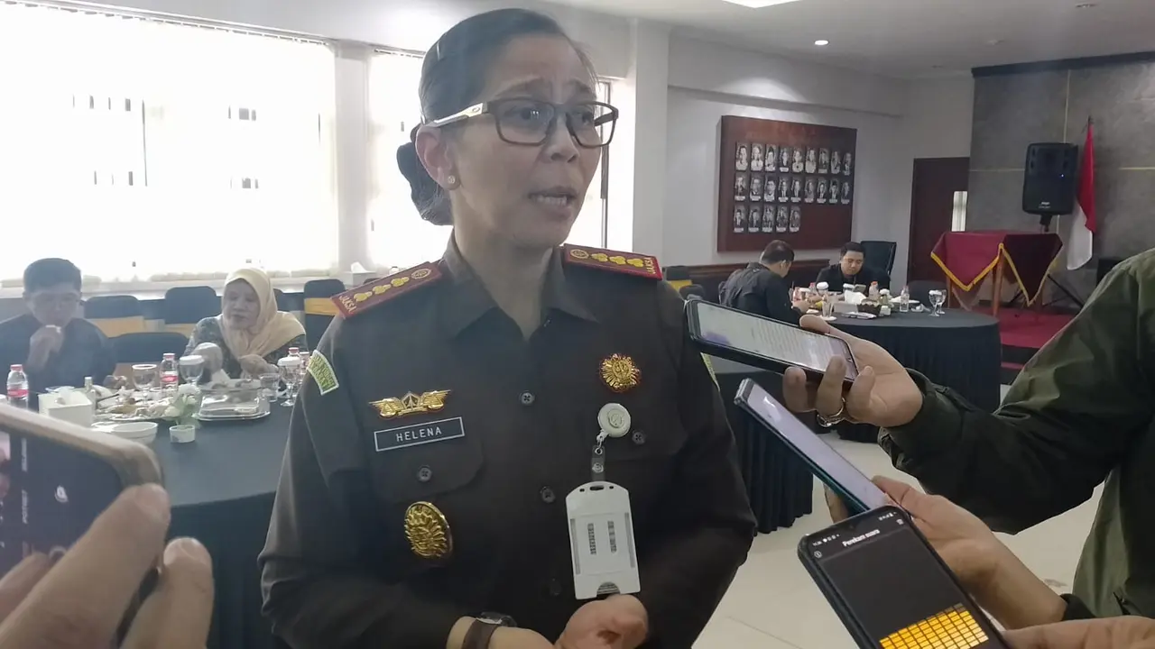 Kajari Garut Helena Octavianne, memberikan penjelasan kepada wartawan selepas pembukaan posko pengaduan kasus kekerasan pada perempuan dan anak di Aula Kejari Garut, Kamis, (19/12/2024). (Liputan6.com/Jayadi Supriadin)