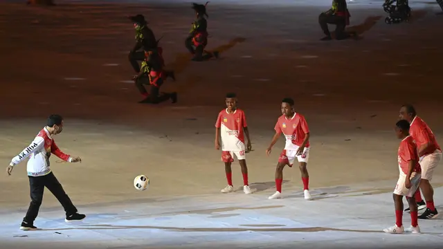 Foto: Buka PON Papua, Jokowi Unjuk Kebolehan Bermain Bola