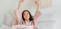 Tidak semua orang perlu bangun pukul 5 pagi untuk merasa produktif. Bangun sebelum pukul 8 sudah cukup untuk memberi ruang menikmati pagi tanpa terburu-buru. Waktu ini memungkinkan tubuh beradaptasi secara alami sebelum menghadapi aktivitas. (foto/dok: freepik)