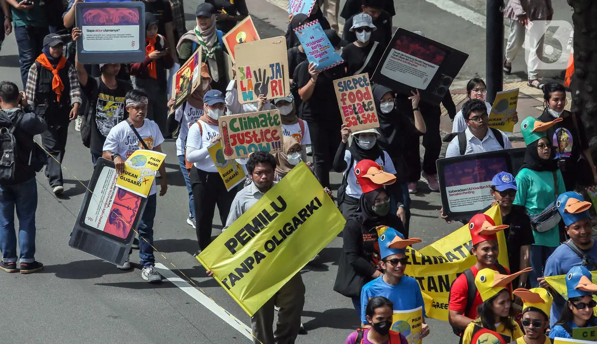 Koalisi Pilih Pulih beserta puluhan masyarakat sipil dan komunitas muda, pelajar serta mahasiswa melakukan aksi karnaval sepanjang jalan Thamrin, Jakarta, Rabu (7/2/2024). (Liputan6.com/Angga Yuniar)