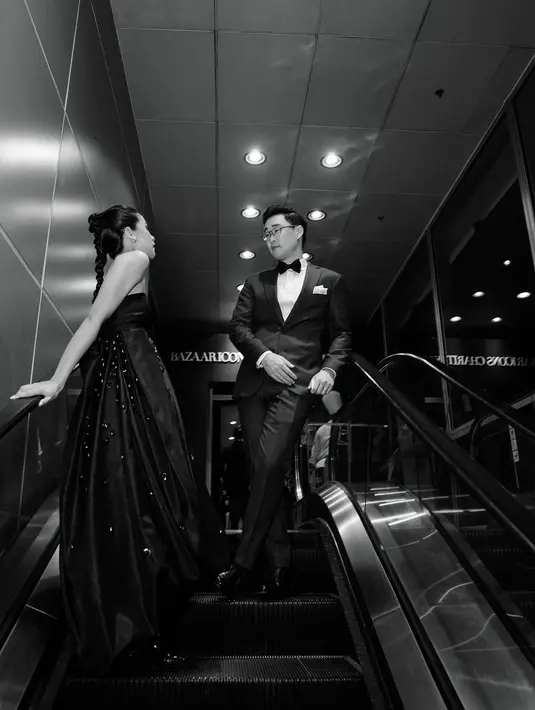 Pose lain yang juga bisa dijadikan inspirasi adalah saat keduanya berbincang di eskalator. [Foto: Instagram/maudyayunda]