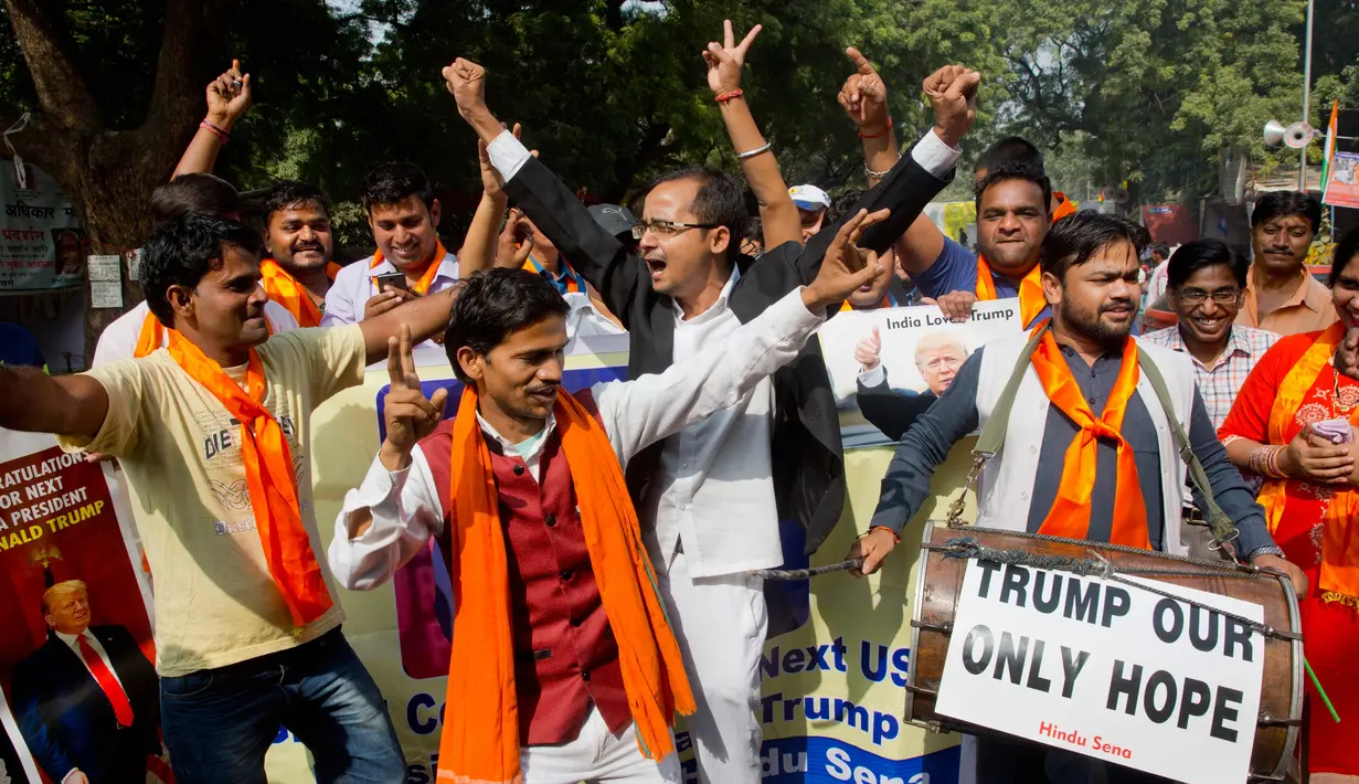 Sejumlah warga India menari saat mengetahui Donald Trump keluar sebagai pemenang pemilu AS, Rabu (9/11). Donald Trump mengalahkan pesainnya Hillary Clinton dalam perebutan kursi Presiden AS. (AP Photo / Saurabh Das)
