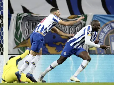 Pemain Porto, Moussa Marega, merayakan gol yang dicetak ke gawang Juventus pada laga Liga Champions di Stadion Dragao, Kamis (18/2/2021). Porto menang dengan skor 2-1. (AP/Luis Vieira)