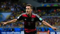 Siapa pun bakal setuju jika Jerman menjadi salah satu negara di Eropa dengan sejarah sepak bola yang kental dan mampu menunjukkan tajinya di level internasional. Hal ini tak lain karena Jerman, yang sebelum 1990 bernama Jerman Barat banyak melahirkan pemain-pemain terbaik dalam perjalanannya hingga menjadi legenda. Seperti 7 pemain berikut yang menjadi daftar pemain terbaik Jerman sepanjang masa. (AFP/Adrian Dennis)