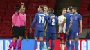 Wasit Jesus Gil Manzano mengeluarkan kartu merah saat pertandingan antara Inggris kontra Denmark pada laga UEFA Nations League di Stadion Wembley, Kamis (15/10/2020). Denmark menang dengan skor 1-0. (Nick Potts/Pool via AP)