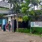 Suasana di depan RS Lapangan Ijen Boulevard, Malang. Tingkat keterisian rumah sakit darurat untuk pasien Covid-19 ini sudah 100 Persen pada Kamis, 24 Juni 2021. Pihak rumah sakit berusaha mencari bed tambahan (Liputan6.com/Zainul Arifin)