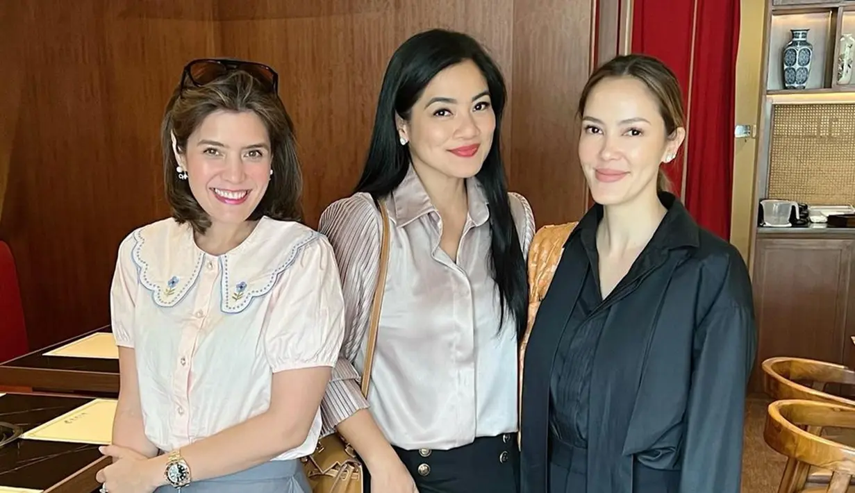 Berjumpa setelah sekian lama karena pandemi Covid-19, momen reuni ini tentunya jadi momen melepas rindu. Dalam keterangan unggahan terbaru Titi Kamal, istri Christian Sugiono itu menuliskan jika ia, Carissa Puteri dan Cathy Sharon juga sering ajak anak untuk main bareng. Sahabat rasa saudara, momen pertemuan tiga artis populer tahun 2000-an ini penuh keseruan. (Liputan6.com/IG/@titi_kamall)