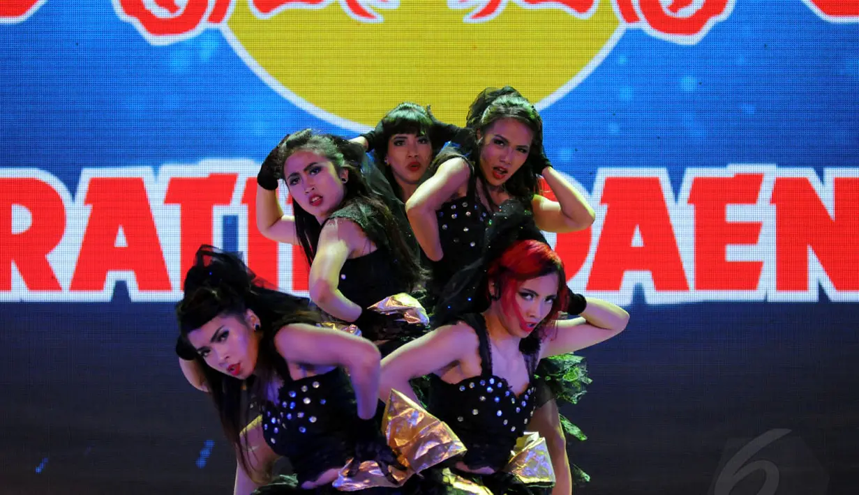 Aksi peserta street dance Kratingdaeng Power Dance Final Battle di Jakarta, Sabtu (1/10/2014). (Liputan6.com/Helmi Fithriansyah)
