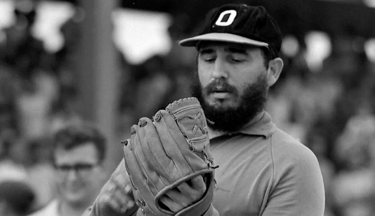 Tokoh revolusi komunis Kuba Fidel Castro saat bermain bisbol di Havana di file foto Agustus 1964 ini. Castro memerintah Kuba hampir setengah abad. Ia menyerahkan kekuasaan kepada adiknya Raul pada 2008. (REUTERS/Prensa Latina File Photo)