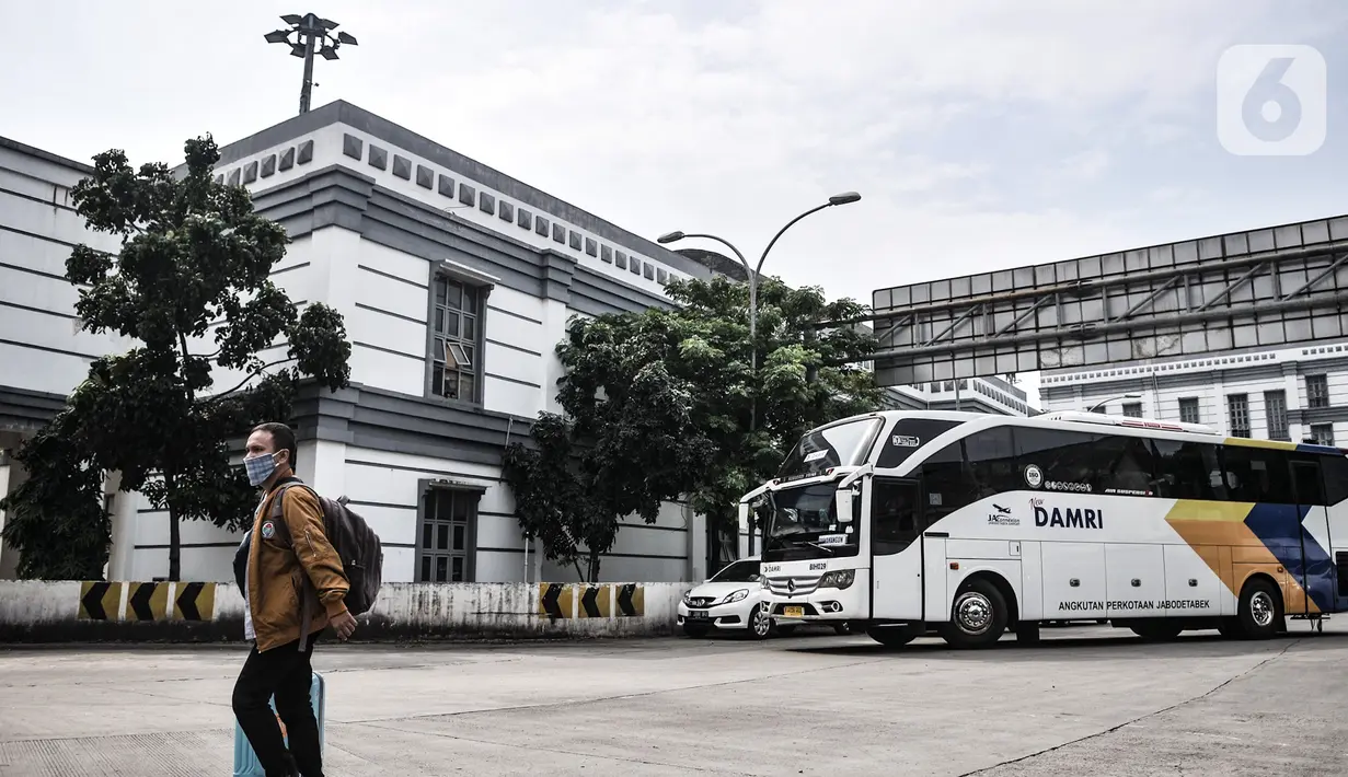 Seorang pria melintas di Terminal Rawamangun, Jakarta, Senin (20/7/2020). Wakil Gubernur Ahmad Riza Patria menyatakan Pemprov DKI berencana merevitalisasi Terminal Rawamangun karena dinilai belum optimal pasca-revitalisasi pada 2015 lalu. (merdeka.com/Iqbal S Nugroho)