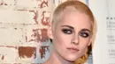 Di launching film terbarunya yang berjudul ‘Personal Shopper’ di Los Angeles, K-Stewart hadir dengan tampilan gaya rambut yang cukup menarik perhatian. Rambutnya yang semula hitam berubah menjadi blonde dan bondol. (AFP/Bintang.com)