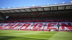 Fans menyambut pelatih Jurgen Klopp menjelang laga pekan ke-38 Premier League antara Liverpool dan Wolverhampton Wanderers di Stadion Anfield, Minggu (19/5/2024). (AP Photo/Jon Super)