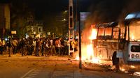 Pengunjuk rasa membakar bus selama demonstrasi di luar rumah presiden Sri Lanka untuk menyerukan pengunduran dirinya di Kolombo (31/3/2022). Mereka mencoba menyerbu rumah presiden dalam kemarahan pada krisis ekonomi terburuk bangsa sejak kemerdekaan. (AFP/Ishara S. Kodikara)