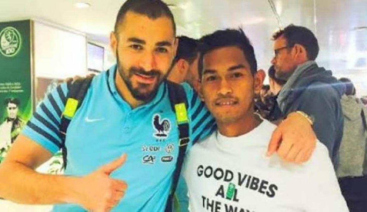 Giliran Karim Benzema yang diajak foto bareng dengan anak angkat Cristiano Ronaldo yang berasal dari Aceh, Martunis. (Istimewa)