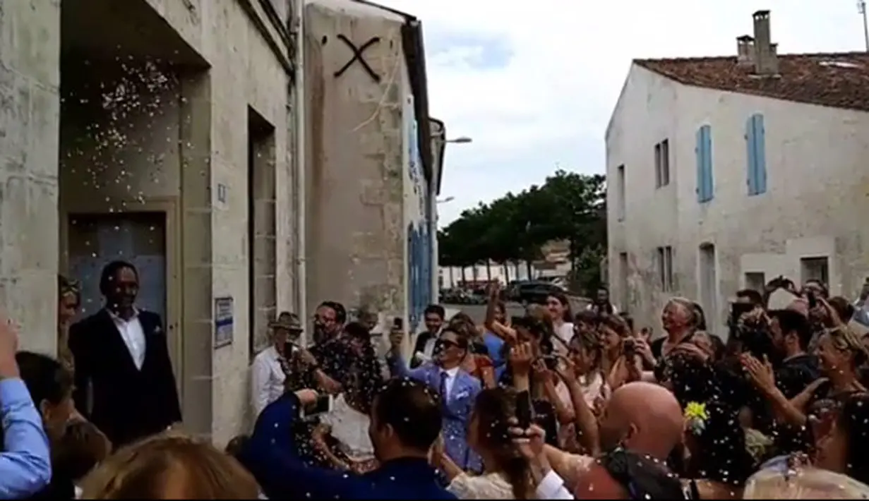 Pemeran Trian dalam film Ada Apa dengan Cinta? 2 itu resmi menikahi kekasihnya di Corme-Royal, sebuah kota di Prancis pada Sabtu (8/7/2017) pagi waktu setempat. (Instagram/risasuseanty)