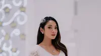 Bukan hanya saat akad nikah saja, penampilan Dinda Kirana di 'resepsi pernikahan' tak luput dari sorotan. Ia tampak begitu menawan dalam gaun berwarna putih dengan detail cantik. (Liputan6.com/IG/@dindakirana.s)