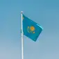Bendera Kazakhstan. (aboodi vesakaran/Unsplash)