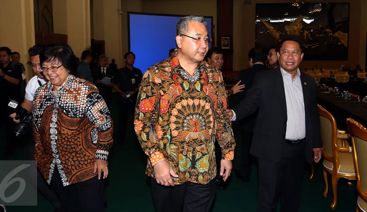 Menteri Desa PDTT, Eko Putro Sandjojo, Menteri LHK Siti Nurbaya Bakar dan Ketua Komisi V Fary Djemi menghadiri rapat konsultasi fraksi DPR dengan pemerintah di Gedung Komisi V, Kompleks Parlemen, Senayan, Jakarta, Rabu (29/3). (Liputan6.com/Johan Tallo)