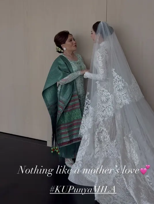 Gaun putih tersebut dilengkapi veil panjang dan train berbordir yang begitu indah. Credit: (@jscmila)