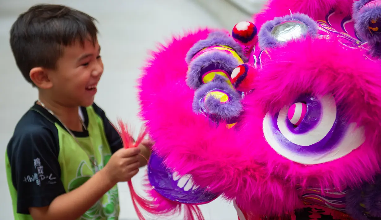 Seorang anak menghadiri upacara kelulusan program pelatihan tari barongsai di Makau, 12 September 2020. Selama musim panas, 40 anak menyelesaikan program pelatihan tari barongsai, seni pertunjukan tradisional China yang sering dipentaskan untuk hiburan di acara-acara perayaan. (Xinhua/Cheong Kam Ka)