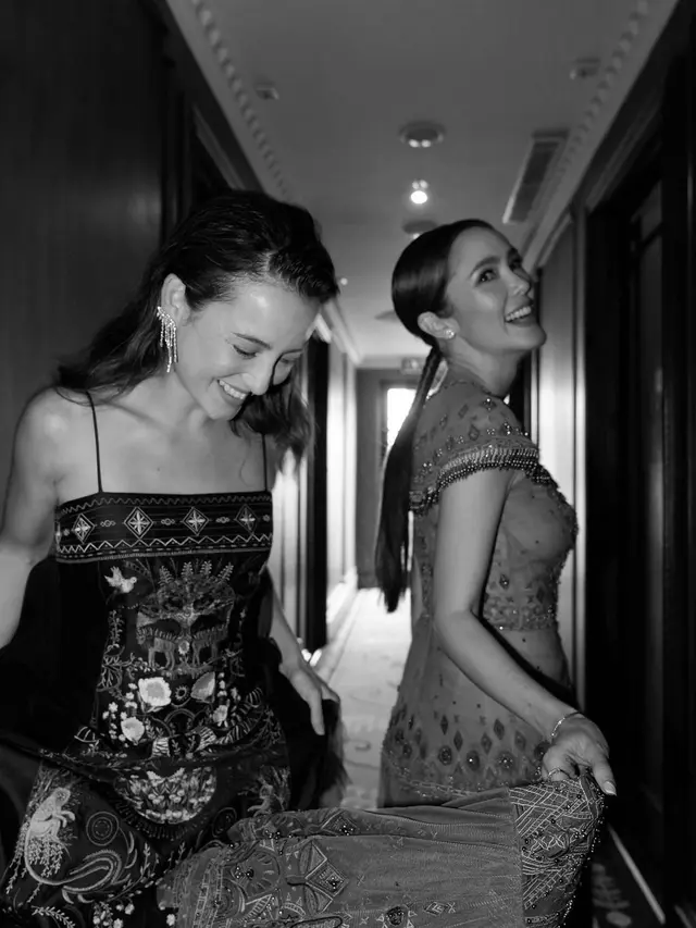 7 Gaya Pemotretan Cathy Sharon dan Julie Estelle Berkonsep Hitam Putih, Memesona