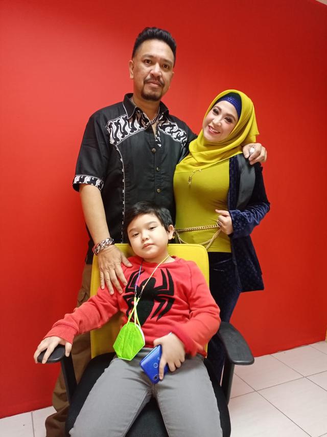 Neng Wirdha bersama suaminya, Zecky Alatas dan Aljabbar (ist)