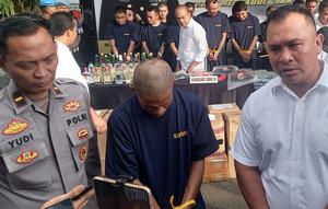 Kasat Reskrim Polresta Malang Kota, Kompol M Sholeh (baju putih) bersama Musa pelaku pembunuhan di Malang pada Senin, 29 Desember 2025 (Foto: Liputan6.com/Zainul Arifin).