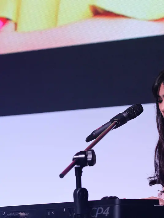 Sebelumnya Isyana Sarasvati sempat dikagumi oleh Verrell Bramasta. Putra Venna Melinda itu merasa senang jika mendapat kesempatan untuk menjadi kekasih bagi seorang Isyana Sarasvati. (Nurwahyunan/Bintang.com)