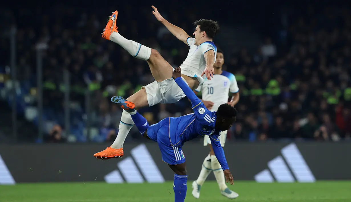 Untungnya, Inggris tetap bisa mempertahankan kemenangan meski ditinggal Luke Shaw. (Alessandro Garofalo/Lapresse via AP)