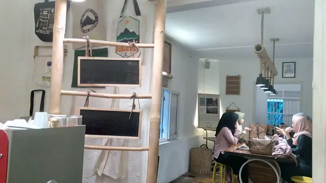 Nampak pengunjung kaula muda tengah menikmati sajian kopi sambil mempelajari ragam kekayaan kopi tanah air di cafe Sunda Hejo, Kadungora, Garut