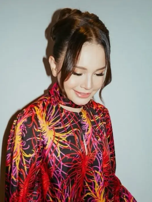 Pilihan outfit mini dress penuh warna ini juga tak luput dari perhatian. Banyak penggemar menyatakan gemas dengan gaya modisnya. Salah satu komentar menyebut, “Terlalu cinta banget sama outfit-nya, gemes!” (Liputan6.com/IG/itsrossa910)