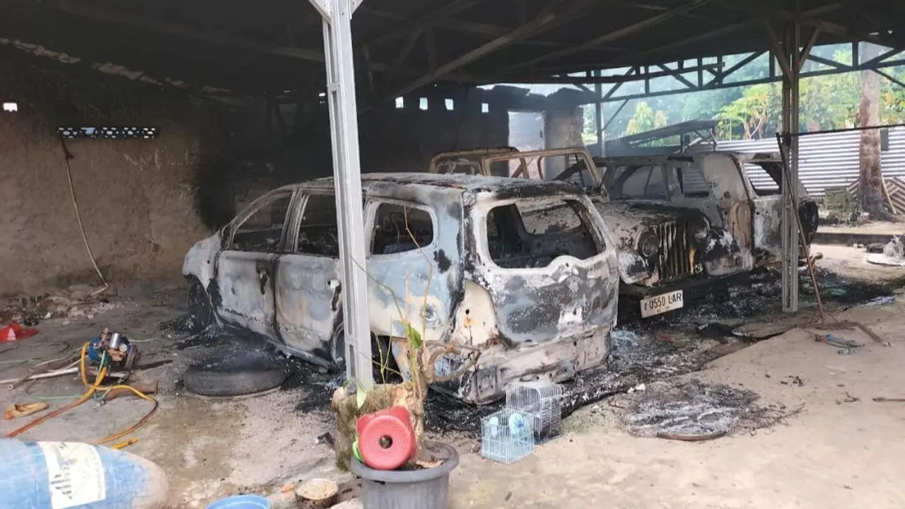 3 unit kendaraan roda empat ludes dibakar massa saat kericuhan terjadi di Lampung Tengah. Foto : (Istimewa).