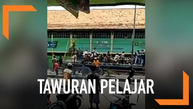 Tawuran antar pelajar pecah di jalur pantura Cirebon. Puluhan pelajar menyerang sekolah dengan menggunakan batu dan besi.