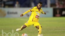 Pemain Sriwijaya FC, Nur Iskandar saat beraksi melawan Arema pada Piala Presiden 2017 di Stadion Manahan, Solo, (26/2/2017). Arema menang 3-1. (Bola.com/Nicklas Hanoatubun)