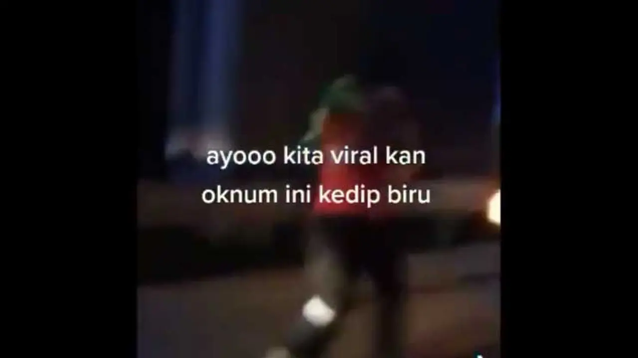 Aksi polisi arogan menganiaya pengguna jalan tol Jakarta - Cikampek