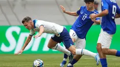 Pemain timnas Inggris U-17, Chris Rigg (kiri) terjatuh usai dijegal oleh Ollabergan Karimov (Uzbekistan) saat pertandingan babak 16 besar Piala Dunia FIFA U-17 di Jakarta International Stadium, Rabu, 22 November 2023. (AP Photo/Dita Alangkara)