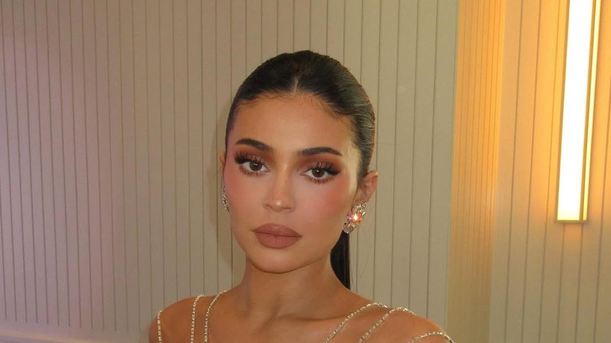 Kylie Jenner Bak Golden Barbie di Golden Globe Awards 2026 dengan Shimmering Hourglass Gown, Berkilau Pakai 100 Karat Berlian
